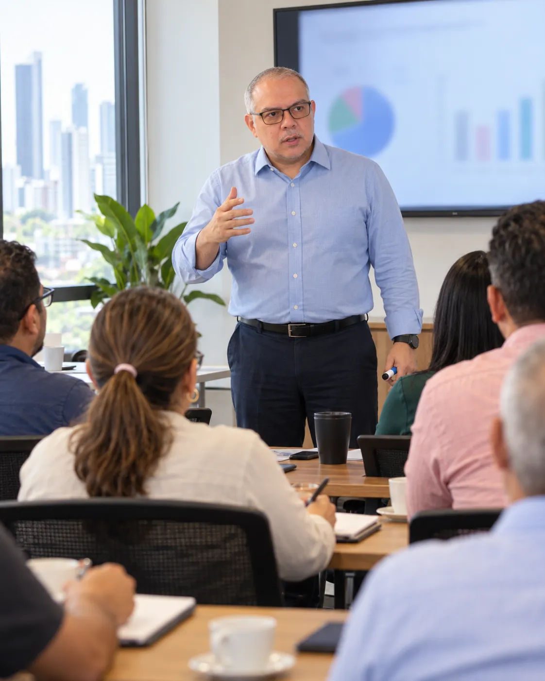 Nelson Rojas presentando una estrategia ante un grupo